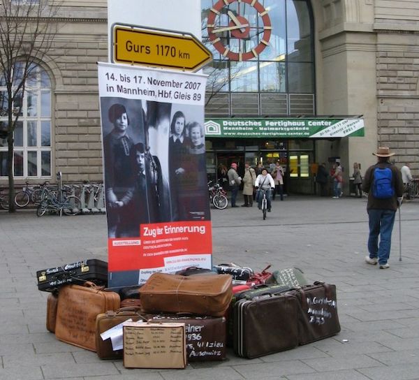 Kofferaktion am Bahnhof zur Erinnerung an die Deportation von Sinti und Roma